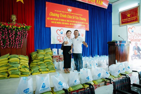 Hình ảnh tượng trưng cho sự tin cậy và chuyên nghiệp, có thể là một nhóm người đang thảo luận hoặc biểu tượng của sự hỗ trợ, dịch vụ chất lượng.